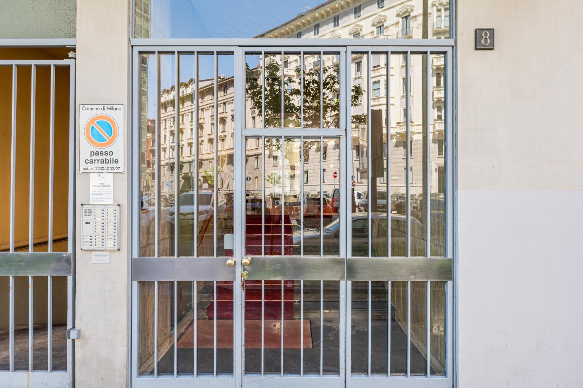 Binario Verticale Milano Esterno foto